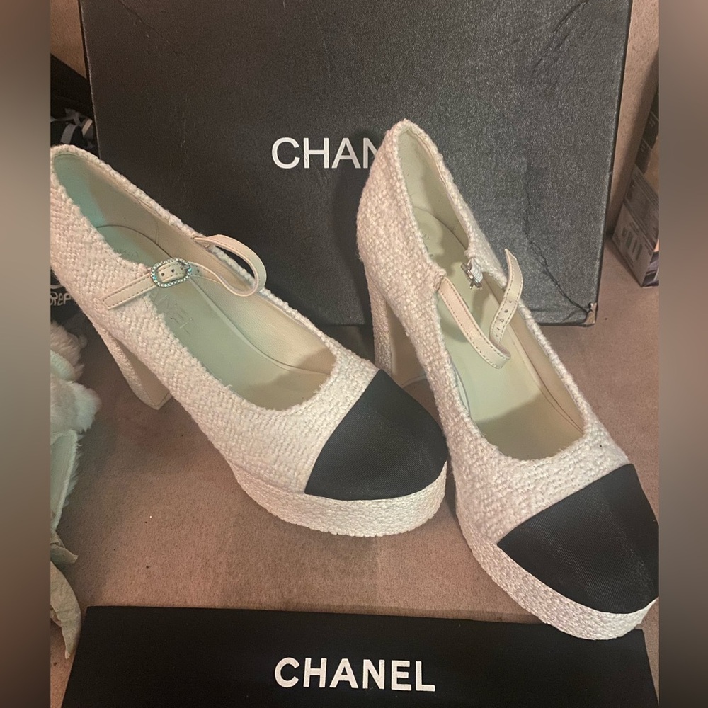 CHANEL Women's Black and Cream Tweed Heels
